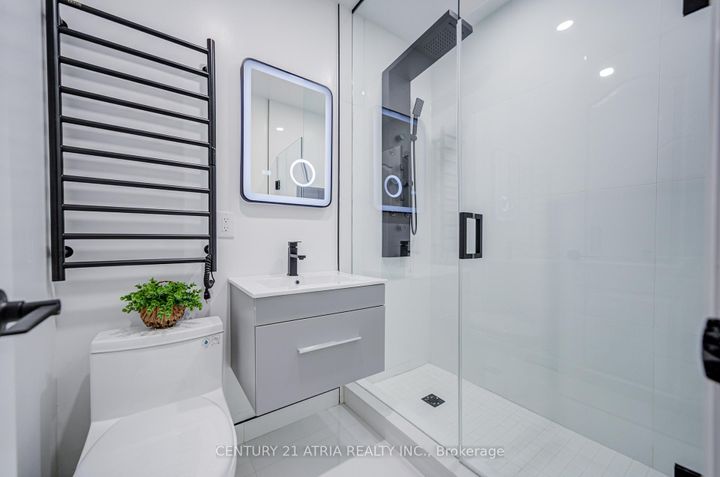 Photo 19 at 33 Sir Brandiles Place, Markham Village, Markham