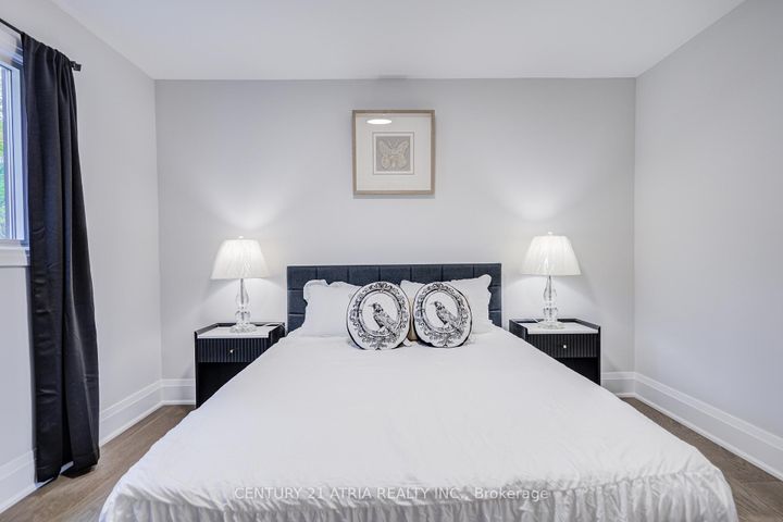 Photo 24 at 33 Sir Brandiles Place, Markham Village, Markham