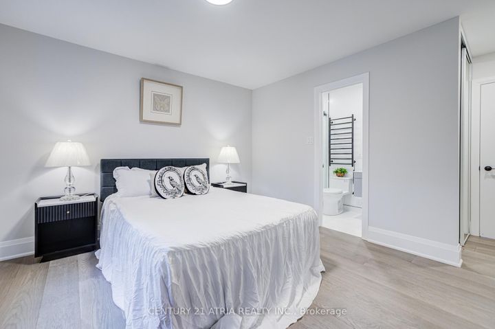 Photo 25 at 33 Sir Brandiles Place, Markham Village, Markham