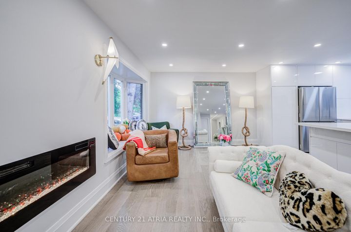 Photo 31 at 33 Sir Brandiles Place, Markham Village, Markham