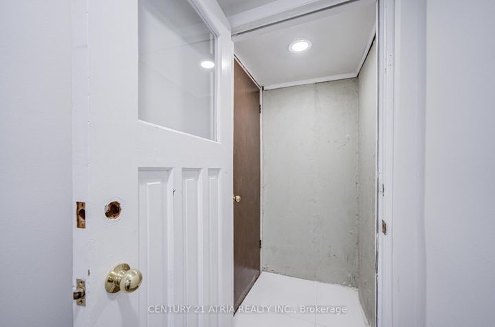 Photo 32 at 33 Sir Brandiles Place, Markham Village, Markham