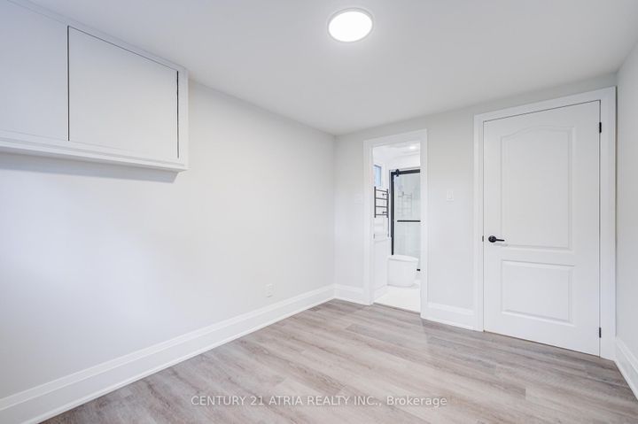 Photo 40 at 33 Sir Brandiles Place, Markham Village, Markham