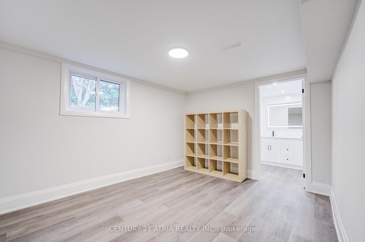 Photo 41 at 33 Sir Brandiles Place, Markham Village, Markham