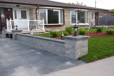 Photo 2 at 5 Faulkner Crescent, Humbermede, Toronto