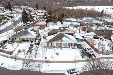 Photo 3 at 5 Faulkner Crescent, Humbermede, Toronto