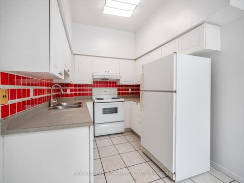 Photo 7 at 102 - 5 Emerald Lane, Yorkhill, Vaughan