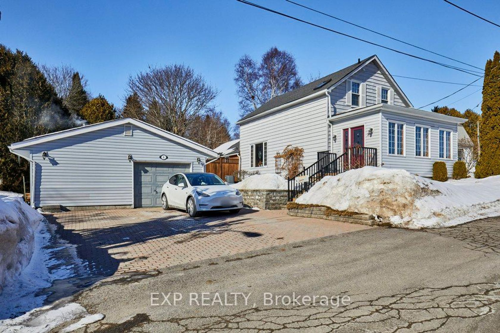 8 Chestnut Hill, Port Hope by Loree Meneguzzi Real Estate 8 Chestnut Hill, Port Hope