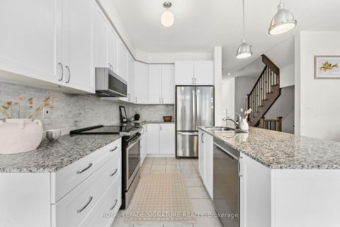 Photo 10 at 71 Farooq Boulevard, Vellore Village, Vaughan