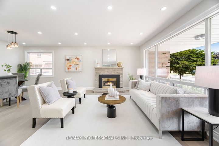 Photo 5 at 718 Royal York Road, Queensway, Toronto