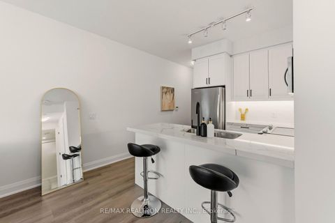 Photo 11 at 1301 - 20 Gatineau Drive N, Beverley Glen, Vaughan