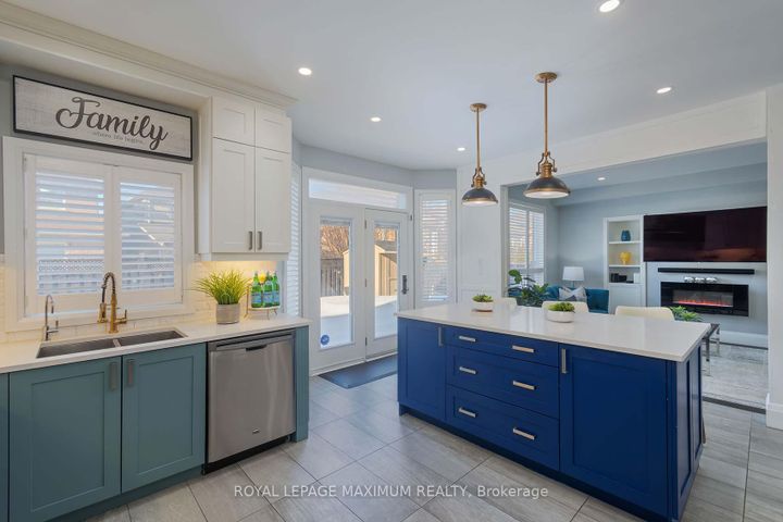 Photo 10 at 26 Marbella Road, Sonoma Heights, Vaughan