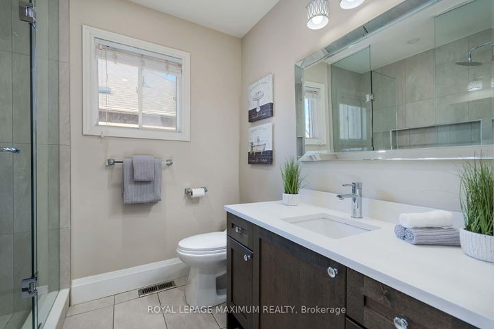 Photo 27 at 26 Marbella Road, Sonoma Heights, Vaughan