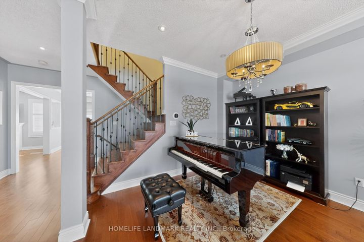 Photo 3 at 552 Morning Dove Drive, WC Wedgewood Creek, Oakville