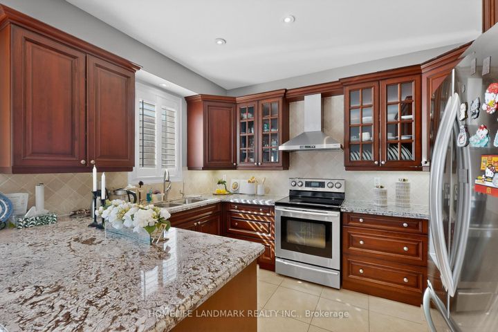 Photo 10 at 552 Morning Dove Drive, WC Wedgewood Creek, Oakville