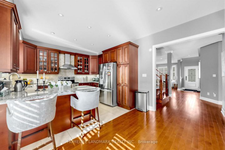 Photo 13 at 552 Morning Dove Drive, WC Wedgewood Creek, Oakville