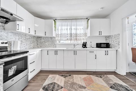 Photo 17 at 217 Moore Park Avenue, Newtonbrook West, Toronto