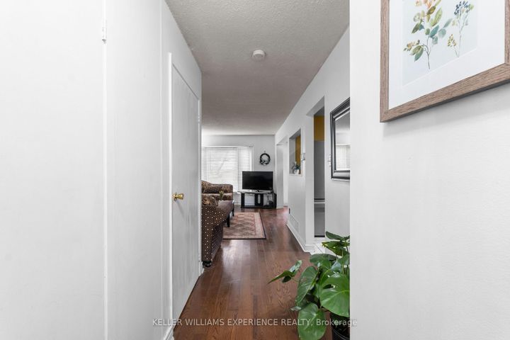 Photo 3 at 4 Sunshine Drive, Observatory, Richmond Hill