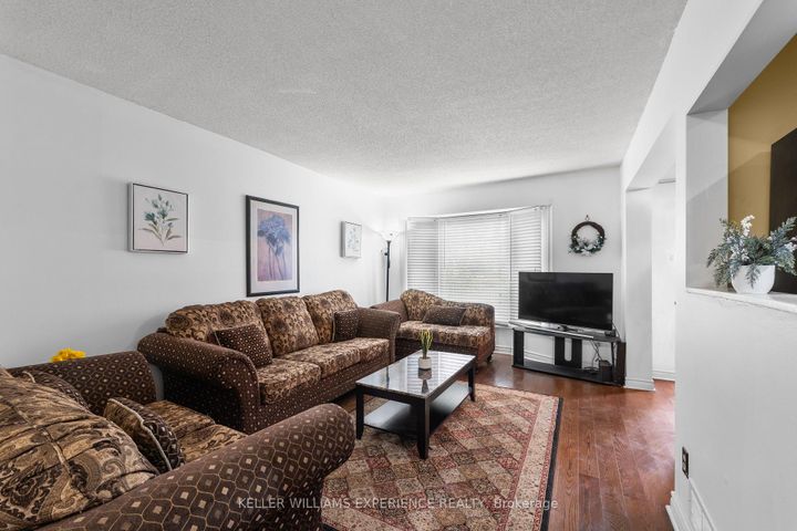 Photo 4 at 4 Sunshine Drive, Observatory, Richmond Hill