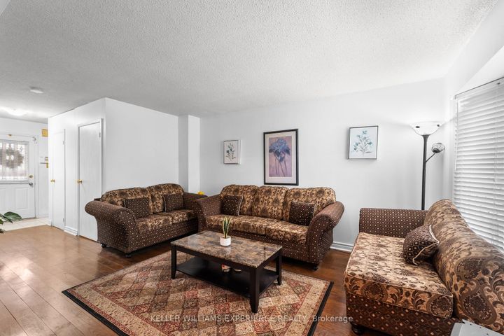 Photo 5 at 4 Sunshine Drive, Observatory, Richmond Hill