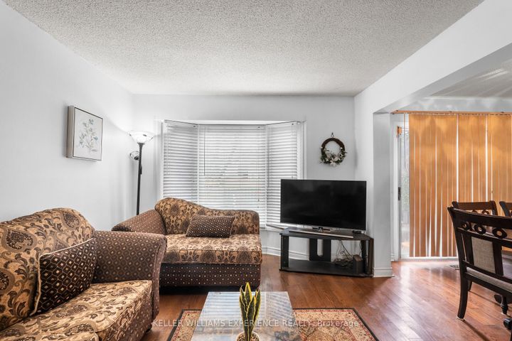 Photo 6 at 4 Sunshine Drive, Observatory, Richmond Hill