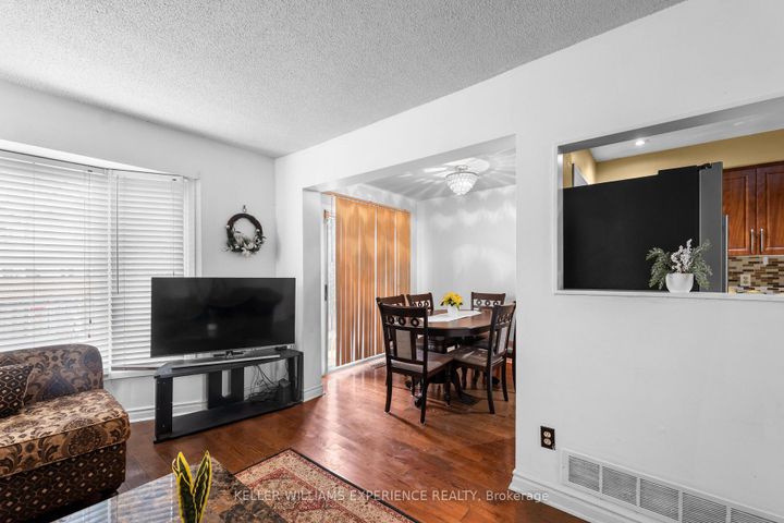 Photo 7 at 4 Sunshine Drive, Observatory, Richmond Hill