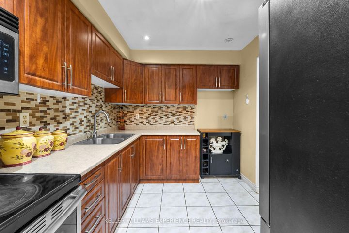 Photo 10 at 4 Sunshine Drive, Observatory, Richmond Hill