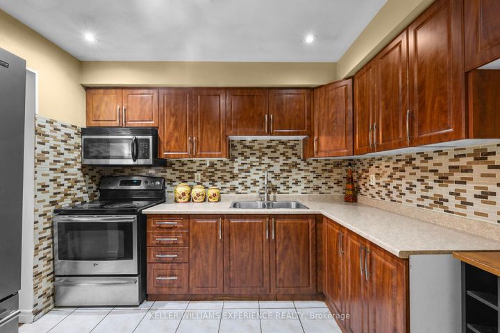 Photo 11 at 4 Sunshine Drive, Observatory, Richmond Hill