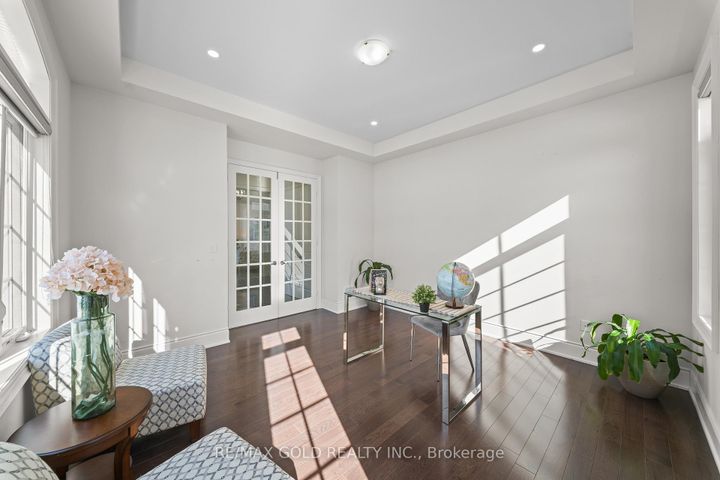 Photo 5 at 8 Markey Court, Toronto Gore Rural Estate, Brampton