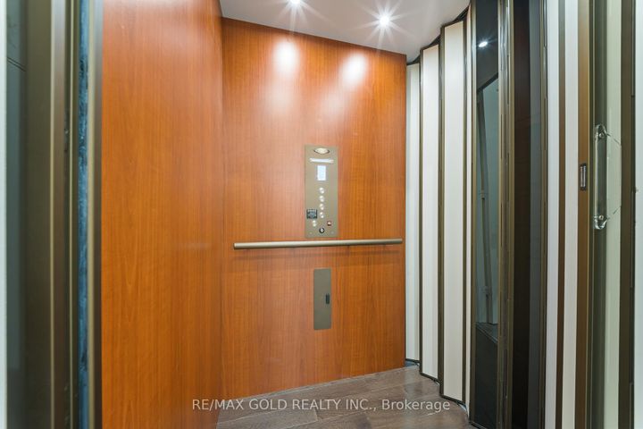 Photo 11 at 8 Markey Court, Toronto Gore Rural Estate, Brampton