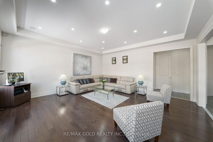 Photo 12 at 8 Markey Court, Toronto Gore Rural Estate, Brampton