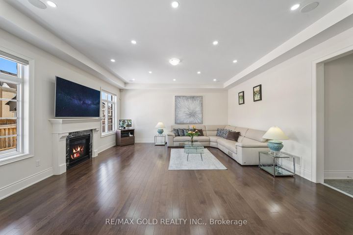 Photo 13 at 8 Markey Court, Toronto Gore Rural Estate, Brampton