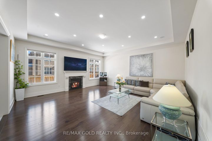 Photo 14 at 8 Markey Court, Toronto Gore Rural Estate, Brampton