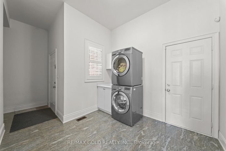 Photo 19 at 8 Markey Court, Toronto Gore Rural Estate, Brampton