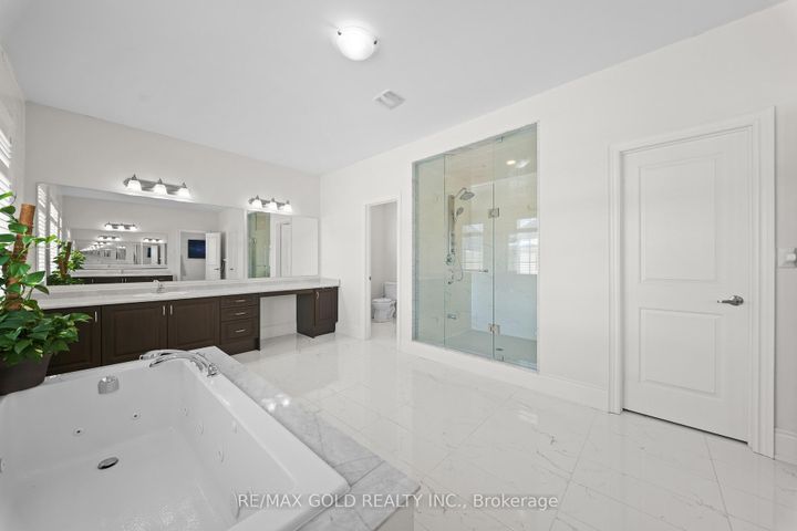 Photo 25 at 8 Markey Court, Toronto Gore Rural Estate, Brampton