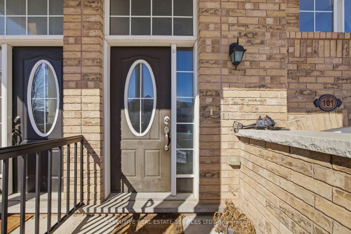 Photo 6 at 101 Mccleave Crescent, Fletcher's West, Brampton