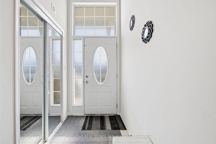 Photo 7 at 101 Mccleave Crescent, Fletcher's West, Brampton