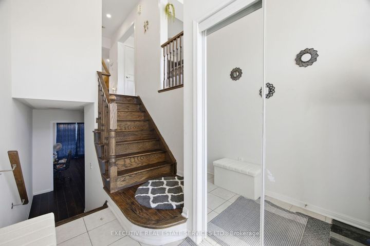 Photo 8 at 101 Mccleave Crescent, Fletcher's West, Brampton