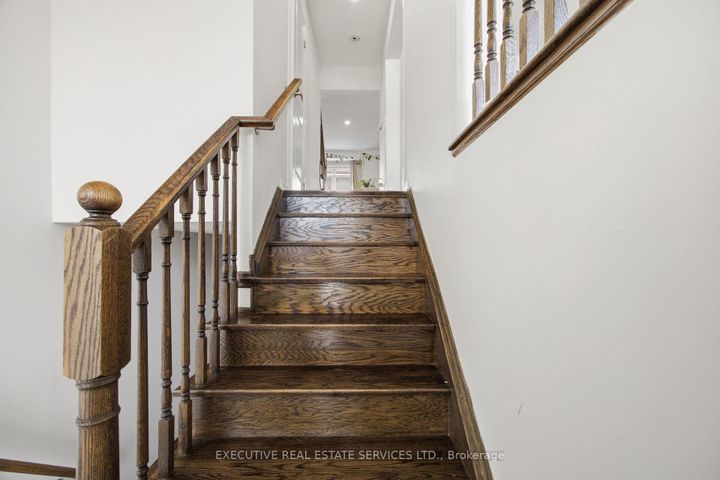 Photo 9 at 101 Mccleave Crescent, Fletcher's West, Brampton