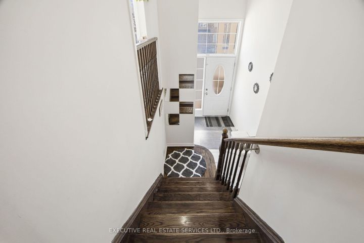 Photo 10 at 101 Mccleave Crescent, Fletcher's West, Brampton