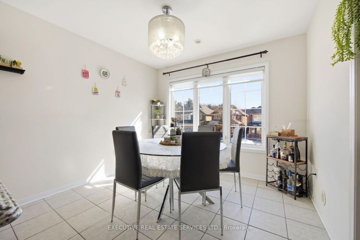 Photo 11 at 101 Mccleave Crescent, Fletcher's West, Brampton