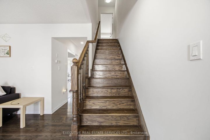 Photo 27 at 101 Mccleave Crescent, Fletcher's West, Brampton