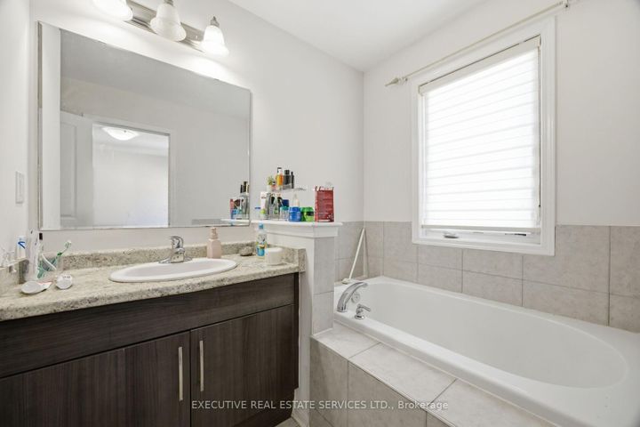 Photo 31 at 101 Mccleave Crescent, Fletcher's West, Brampton