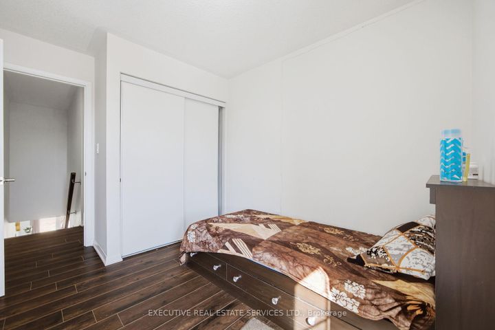 Photo 39 at 101 Mccleave Crescent, Fletcher's West, Brampton