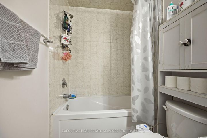 Photo 41 at 101 Mccleave Crescent, Fletcher's West, Brampton