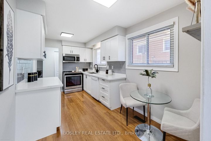 Photo 2 at 801 Eaglemount Crescent, Erindale, Mississauga