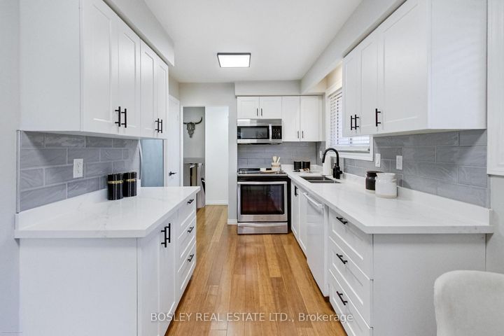 Photo 3 at 801 Eaglemount Crescent, Erindale, Mississauga