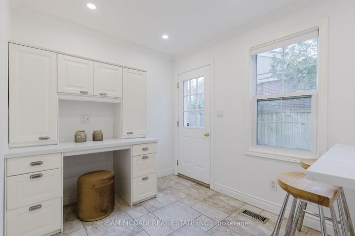 Photo 14 at 3325 Lakeshore Road, Roseland, Burlington