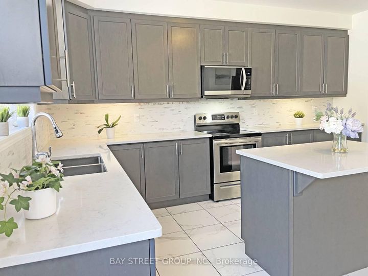 Photo 2 at 3315 Vardon Way, GO Glenorchy, Oakville