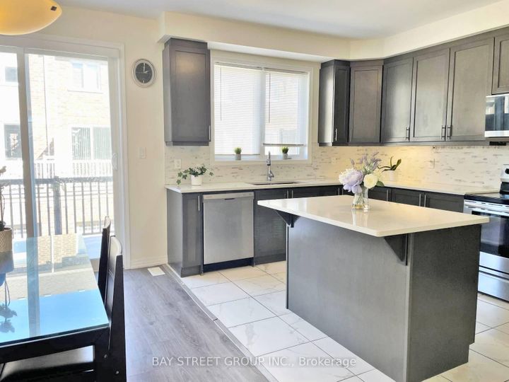 Photo 3 at 3315 Vardon Way, GO Glenorchy, Oakville