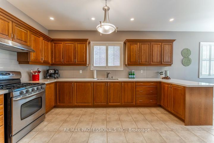 Photo 10 at 48 Pieta Place, Vellore Village, Vaughan